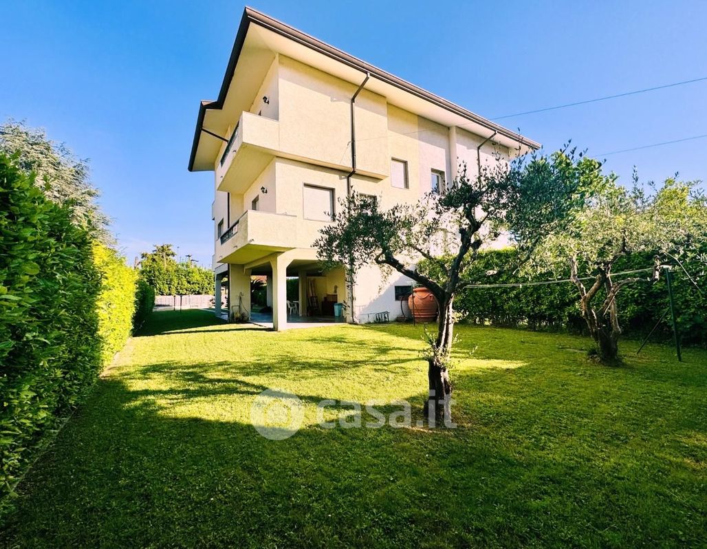 Casa Bi/Trifamiliare in Vendita in Via Ficalucci 55045 a Pietrasanta