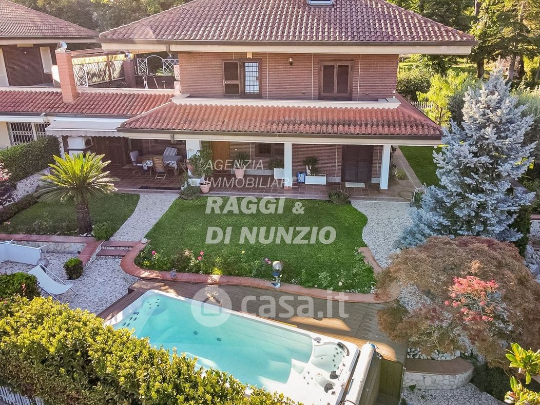 Villa in Vendita in Viale Vittorio Veneto a Grottaferrata