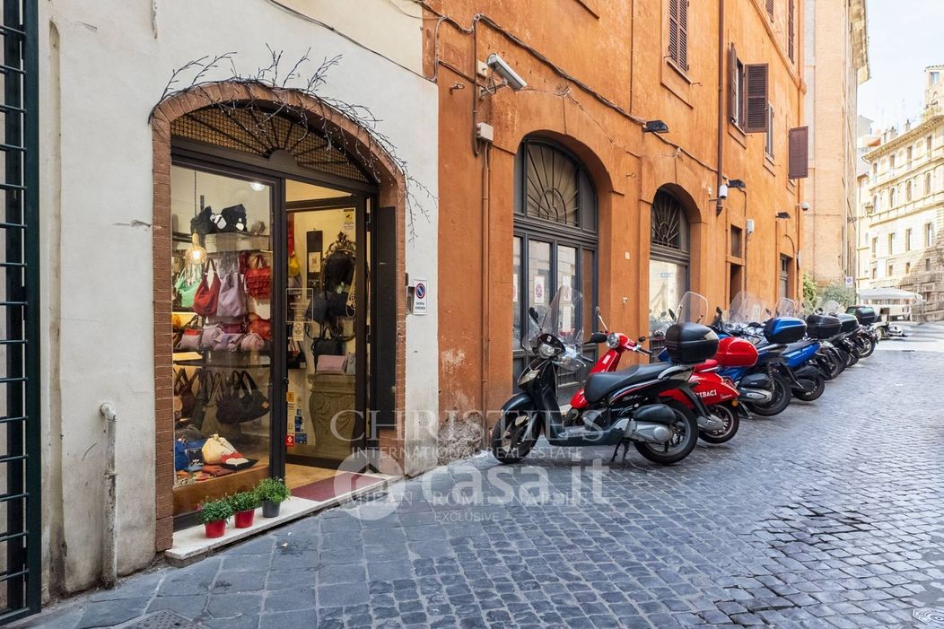 Negozio/Locale commerciale in Vendita in Via del Governo Vecchio a Roma