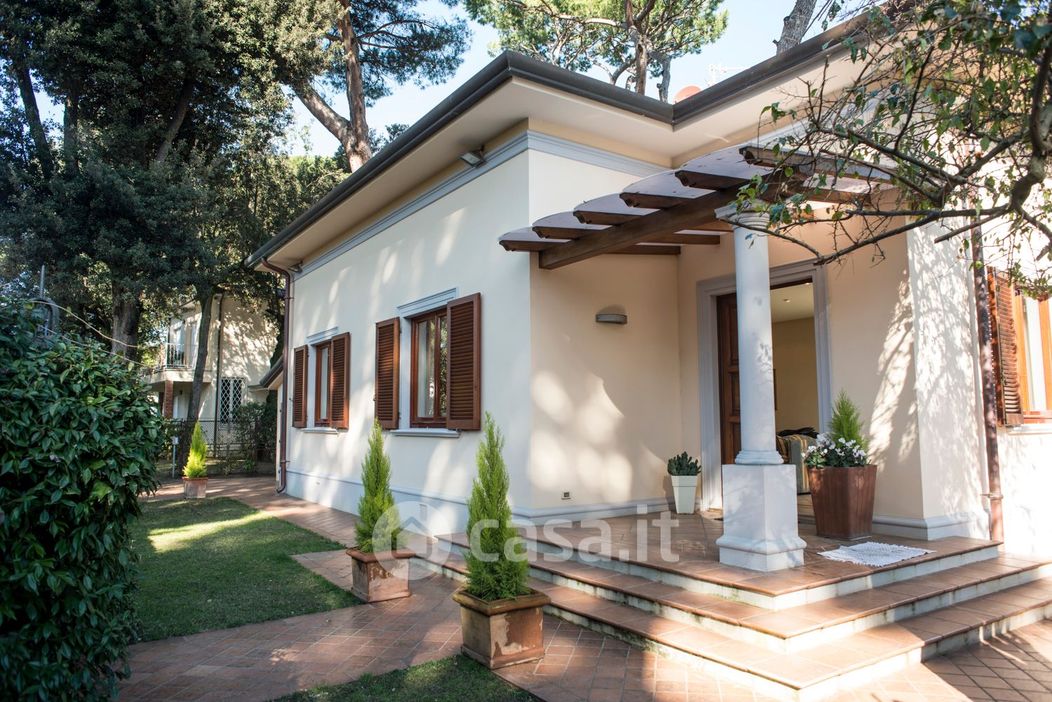 Villa in Affitto in Via Rodi a Pietrasanta
