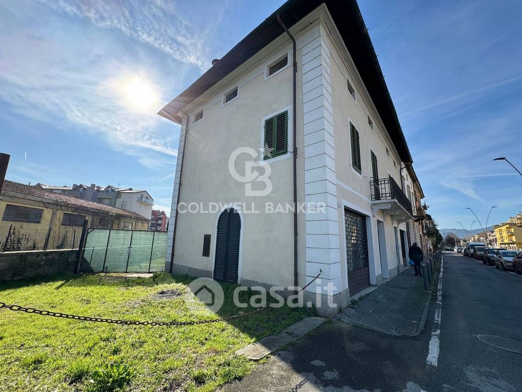 Stabile / Palazzo in Vendita in Viale Castruccio Castracani 546 a Lucca