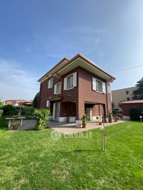 Villa in Vendita in Via Palazzina 40 a Verona