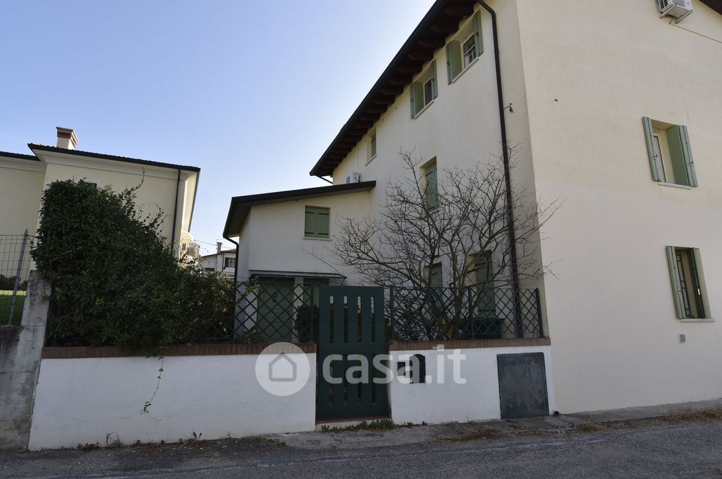 Casa Bi/Trifamiliare in Affitto in Via Vallessina a Mussolente
