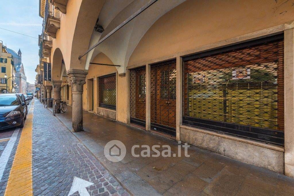 Negozio/Locale commerciale in Affitto in Via del Santo 80 a Padova