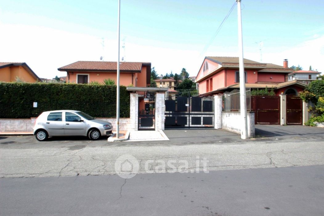 Casa Bi/Trifamiliare in Vendita in Via Sant'Agata 19 a Viagrande