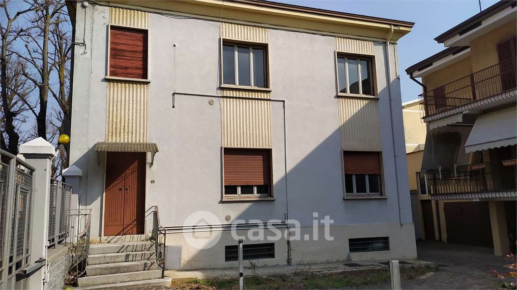 Casa Bi/Trifamiliare in Vendita in Via Tortona a Piacenza