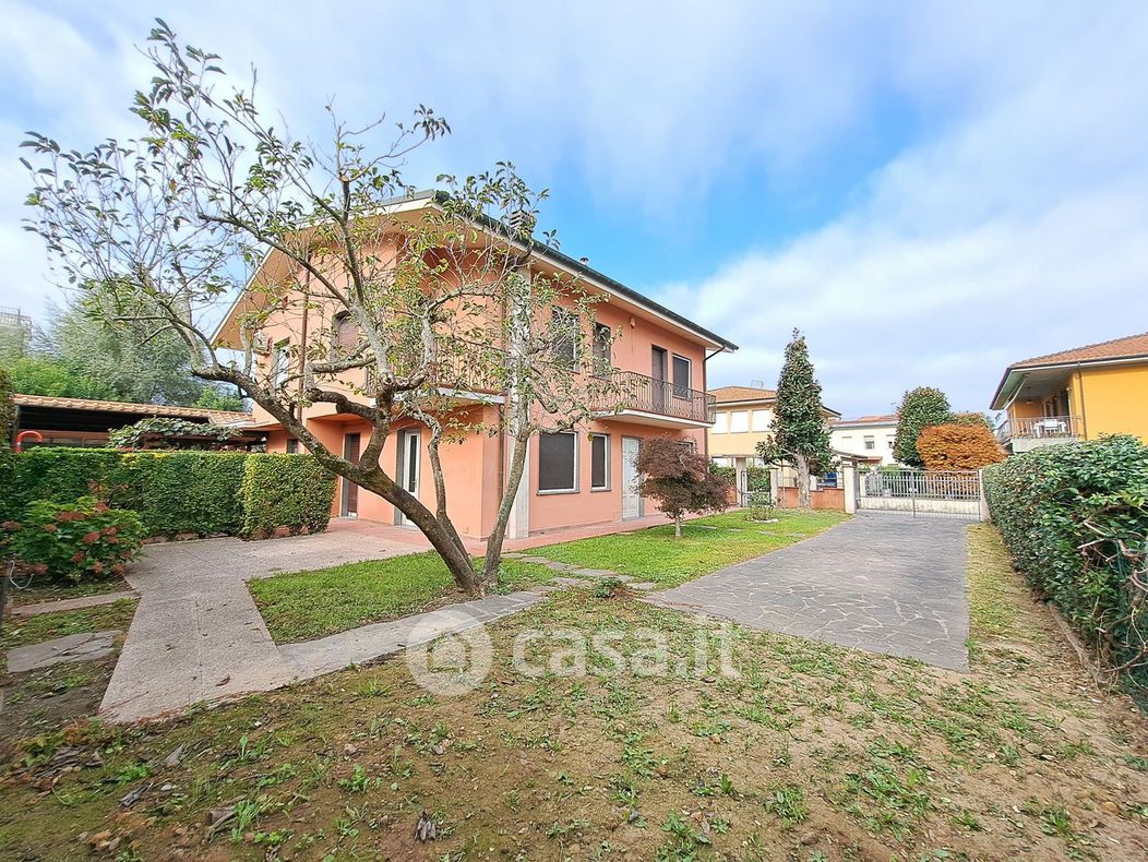 Casa Bi/Trifamiliare in Vendita in Via del Secco a Lucca