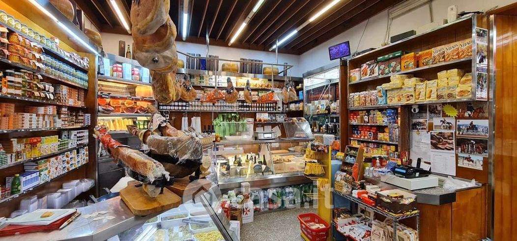 Negozio/Locale commerciale in Vendita in Via Nemorense a Roma