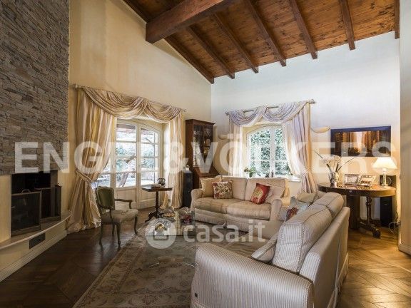 Villa in Vendita in Via Al Colle a Varese