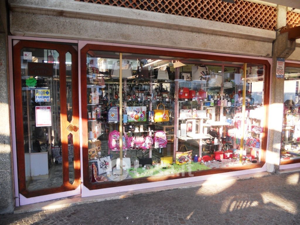 Negozio/Locale commerciale in Vendita in Via degli Oleandri 9 a Sessa Aurunca