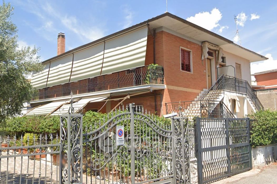 Casa Bi/Trifamiliare in Vendita in Via della Gherardesca a Roma