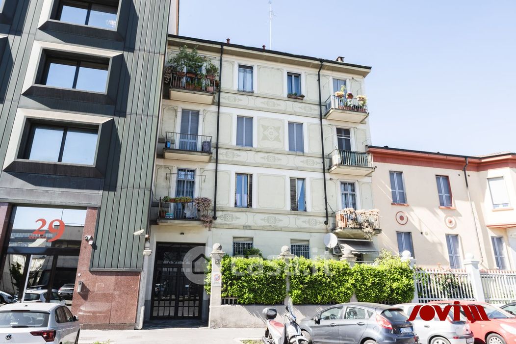Casa indipendente in Vendita in Viale Brenta 31 a Milano