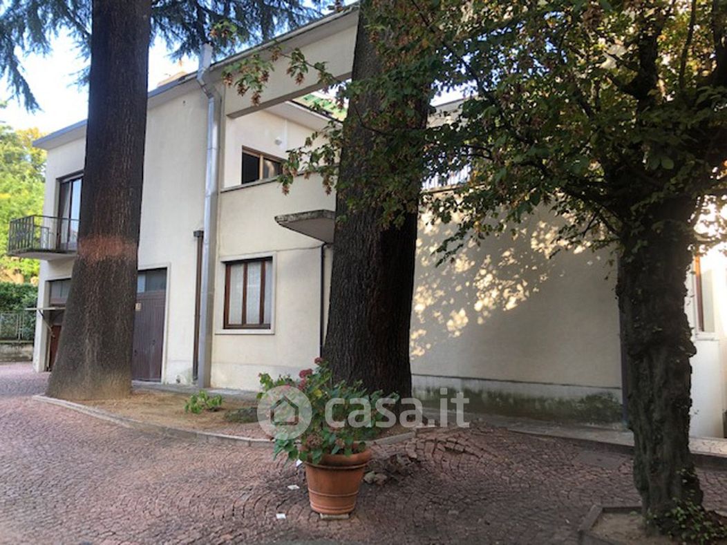 Casa indipendente in Vendita in Viale Aguggiari a Varese
