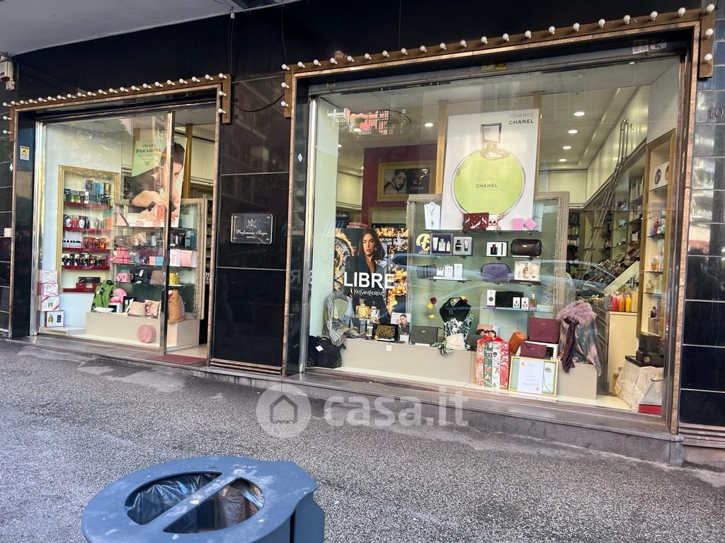 Negozio/Locale commerciale in Affitto in Via Simone Martini 107 a Napoli