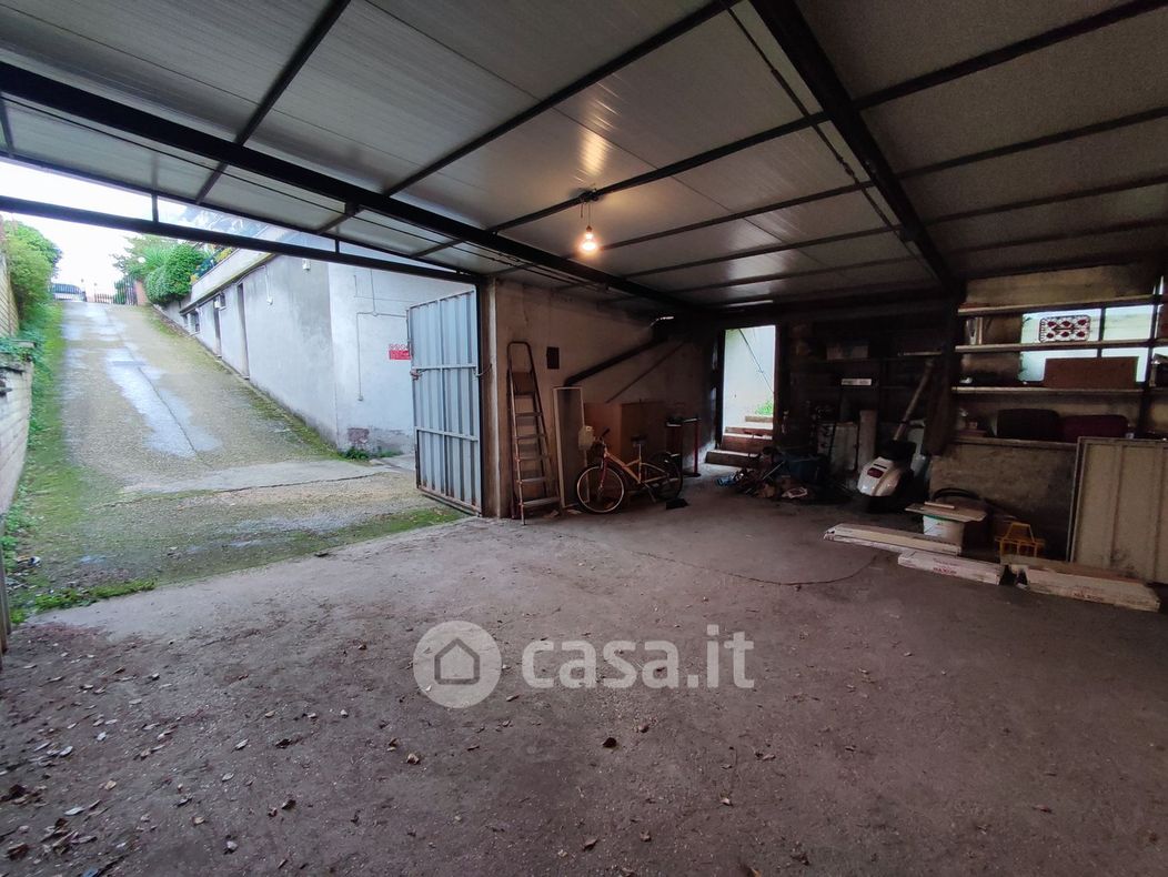 Garage/Posto auto in Vendita in Via Sisinnio 28 a Roma