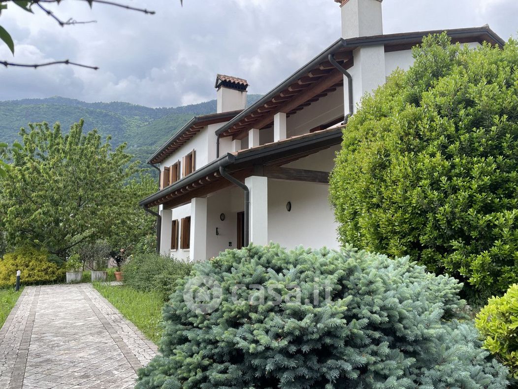 Villa in Vendita in Via Chiesure a Borso del Grappa