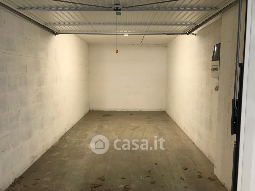 Garage/Posto auto in Vendita in Via Alessandro Volta a Roma