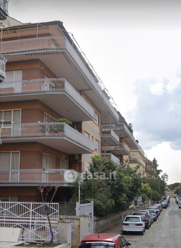 Appartamento in Vendita in Via Isidoro del Lungo a Roma