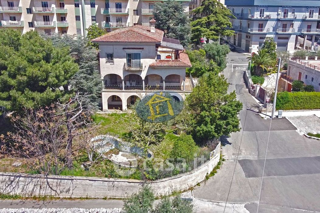 Villa in Vendita in Via Fratelli Bandiera a Putignano