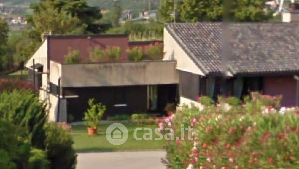 Villa in Vendita in Località Cason a Rivoli Veronese