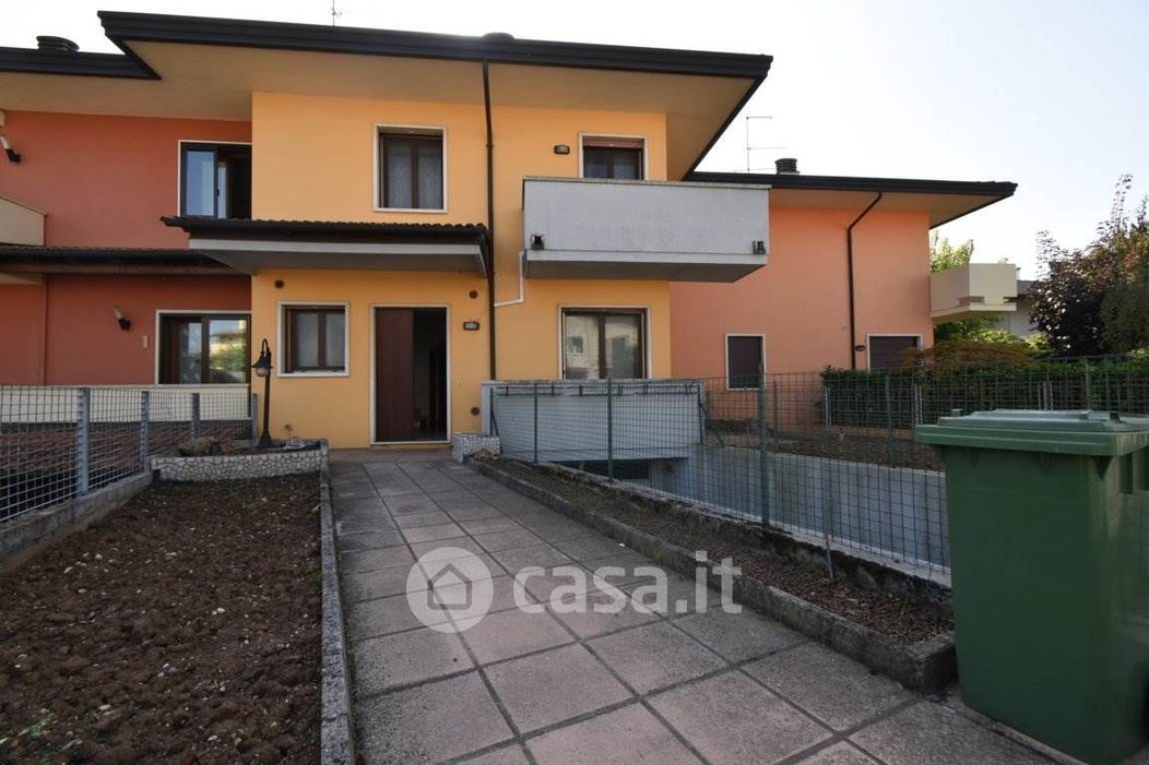 Casa Bi/Trifamiliare in Vendita in Via C. Levi 5 a Montecchio Maggiore
