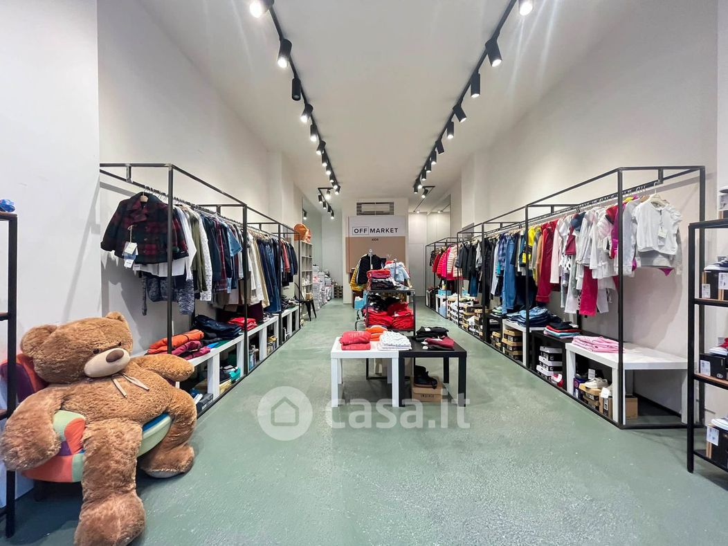 Negozio/Locale commerciale in Affitto in Via Santa Maria 35 a Desenzano del Garda