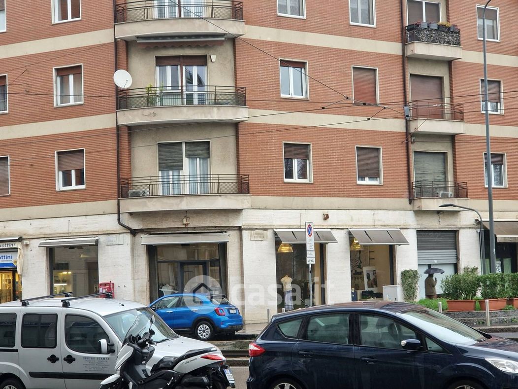 Negozio/Locale commerciale in Vendita in Viale Murillo 1 a Milano