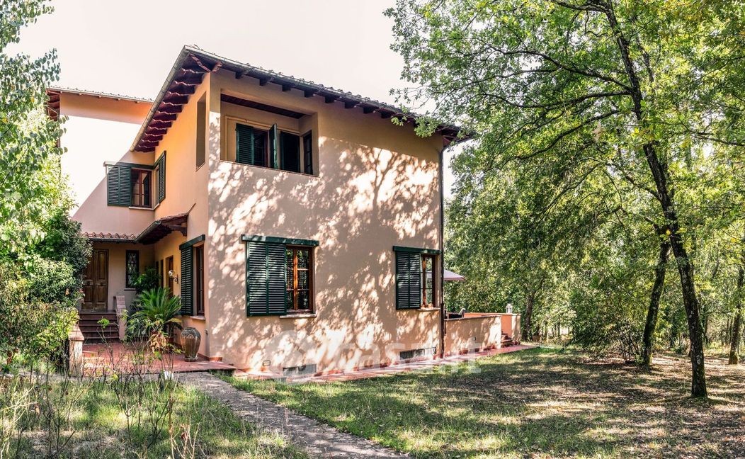 Villa in Vendita in Via Piana a Lucca