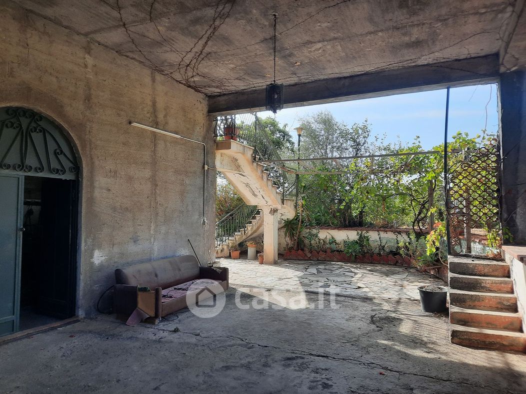 Villa in Vendita in Via Ariazza Passagliastro 80 a Fiumefreddo di Sicilia