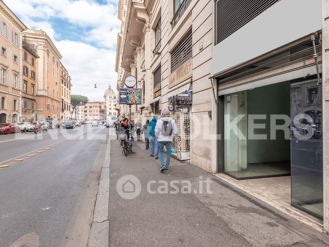 Negozio/Locale commerciale in Affitto in Corso Vittorio Emanuele II 9 a Roma