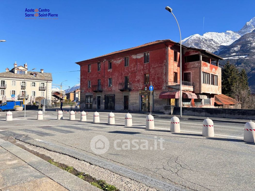 Casa indipendente in Vendita in Piazza Vuillermin Renato 6 a Aosta