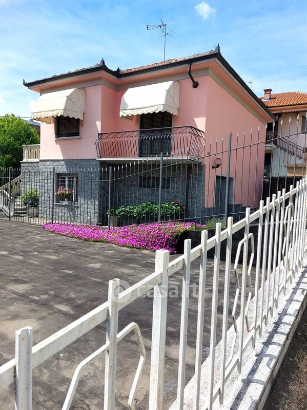 Villa in Vendita in Via Mario Desderi a Asti
