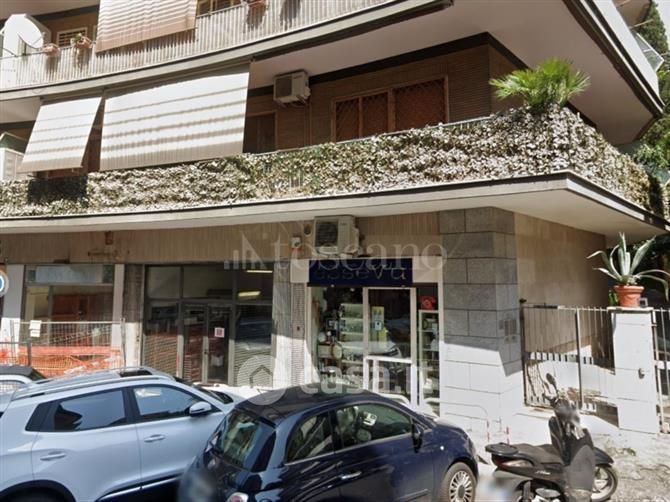 Negozio/Locale commerciale in Vendita in Via Antonio Serra a Roma