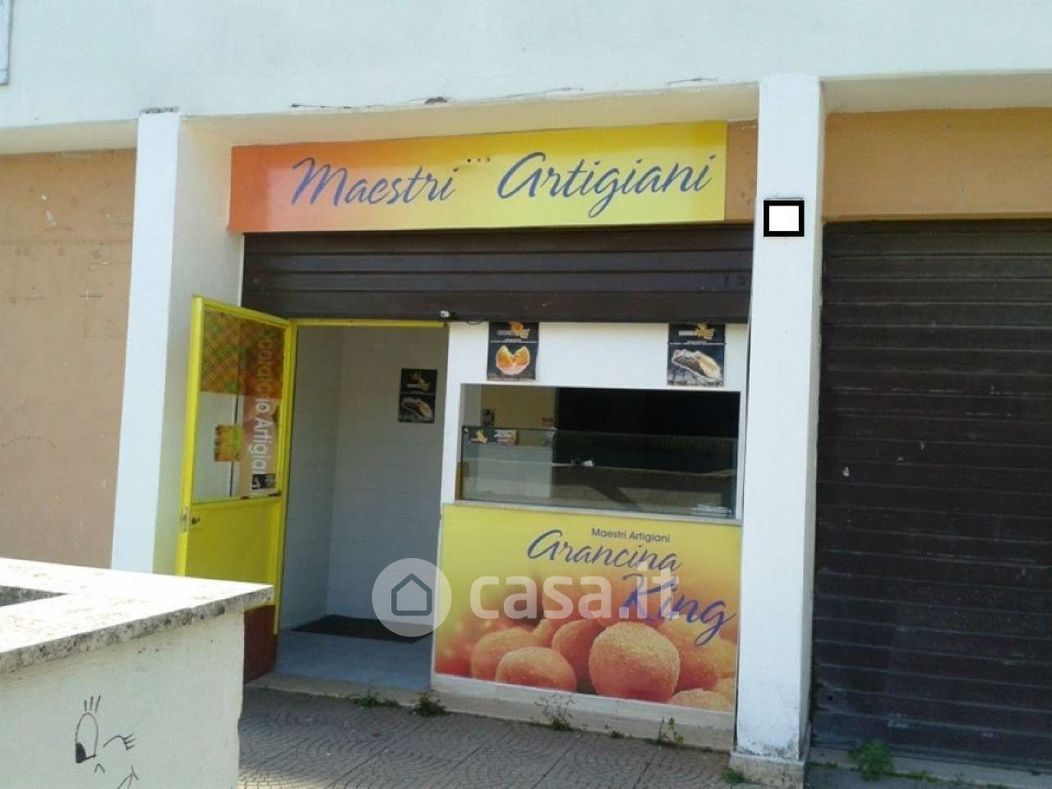 Negozio/Locale commerciale in Vendita in Via Antonio Castellari a Roma