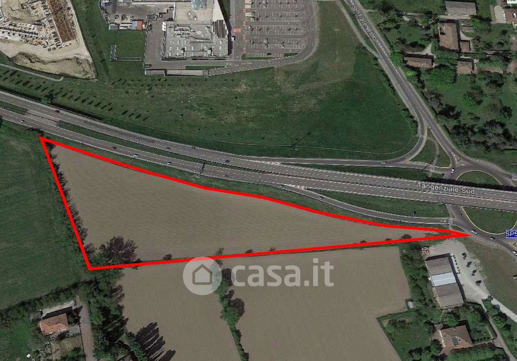 Terreno agricolo in Vendita in Via Traversetolo (accesso provvisorio) a Parma