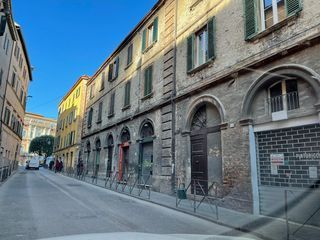 Negozio/Locale commerciale in Vendita in Via Pinturicchio a Perugia