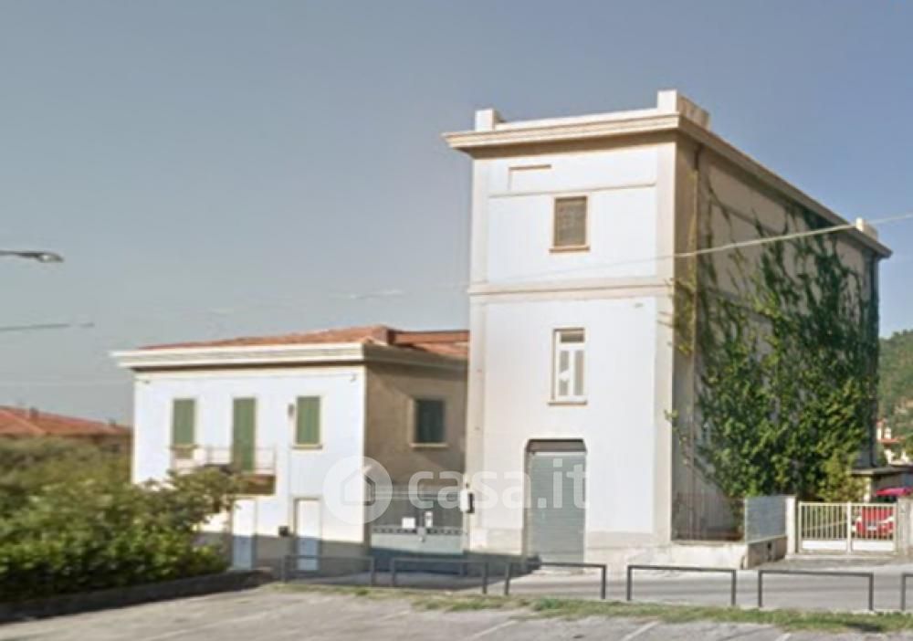 Stabile / Palazzo in Vendita in a Pietrasanta