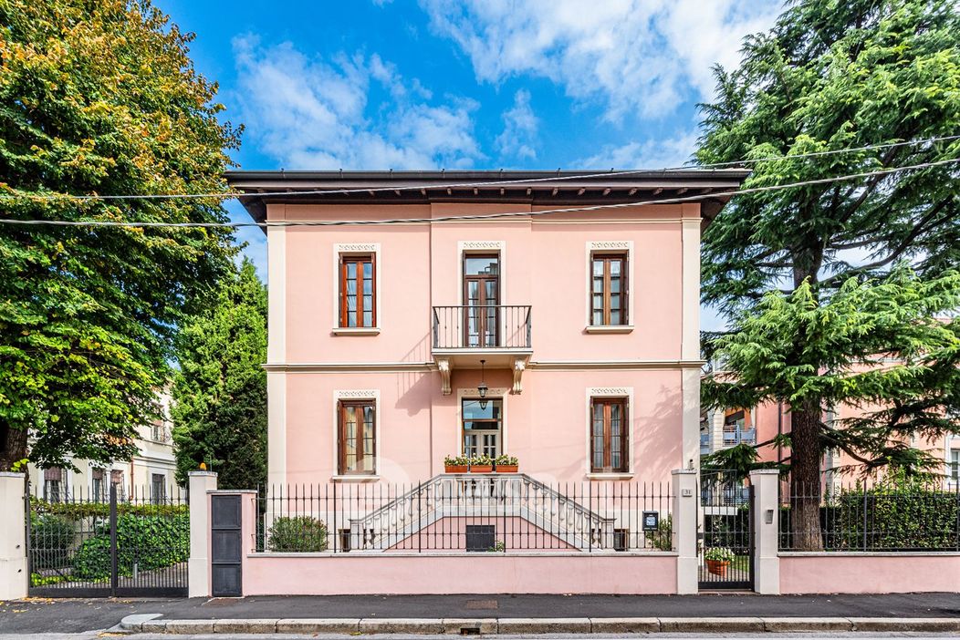 Villa in Vendita in Via Naviglio Grande a Brescia
