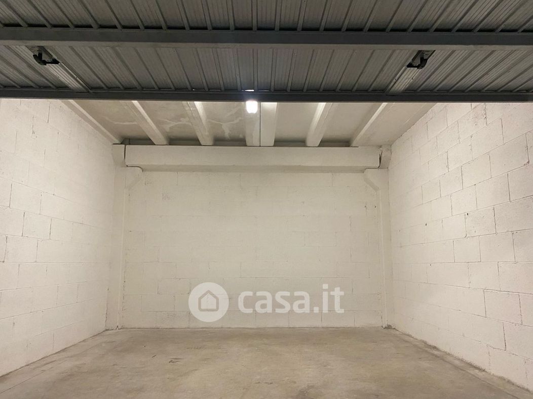 Garage/Posto auto in Affitto in UMBERTO SABA 21 a Roma