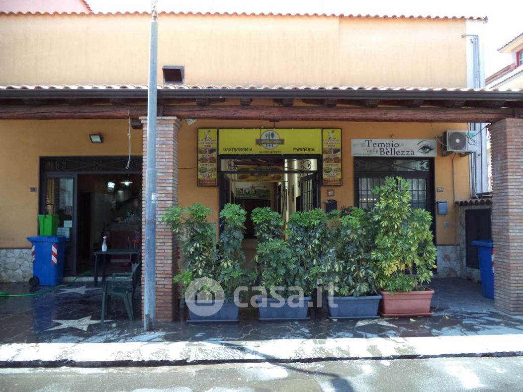 Negozio/Locale commerciale in Vendita in Via Santa Maria la Stella a Aci Sant'Antonio