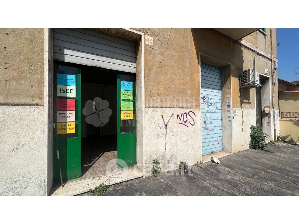 Negozio/Locale commerciale in Vendita in Via Galla Placidia 42 a Roma