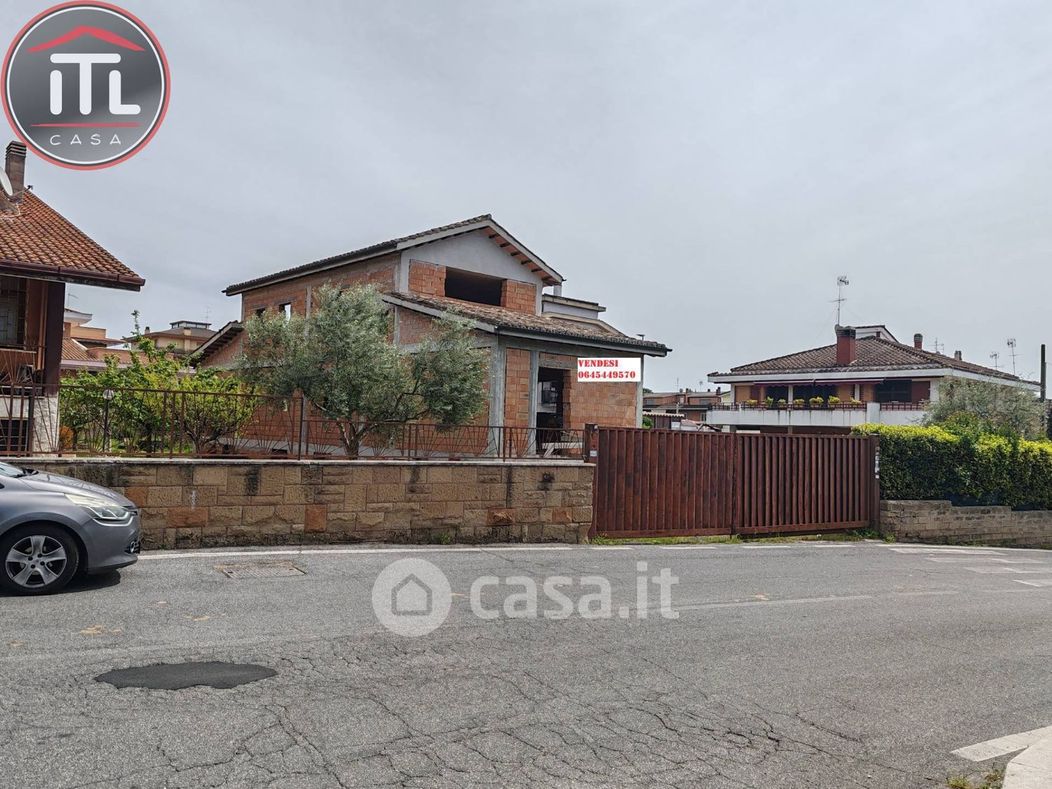 Casa Bi/Trifamiliare in Vendita in Via Giuseppe Vanni 73 a Roma