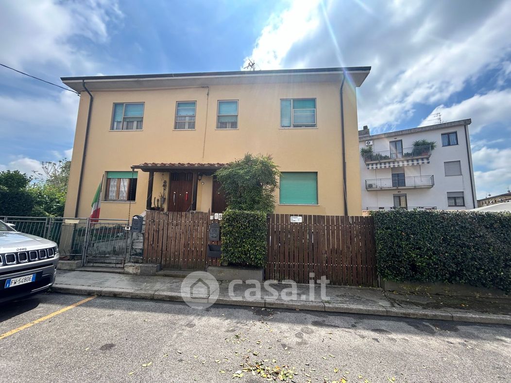 Casa Bi/Trifamiliare in Vendita in Via Monte Bianco 3 a Pisa
