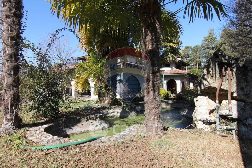 Villa in Vendita in Via Paolo Franchi a Venegono Superiore
