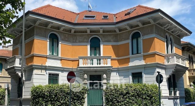 Villa in Vendita in Piazzale Giuseppe Massari a Milano