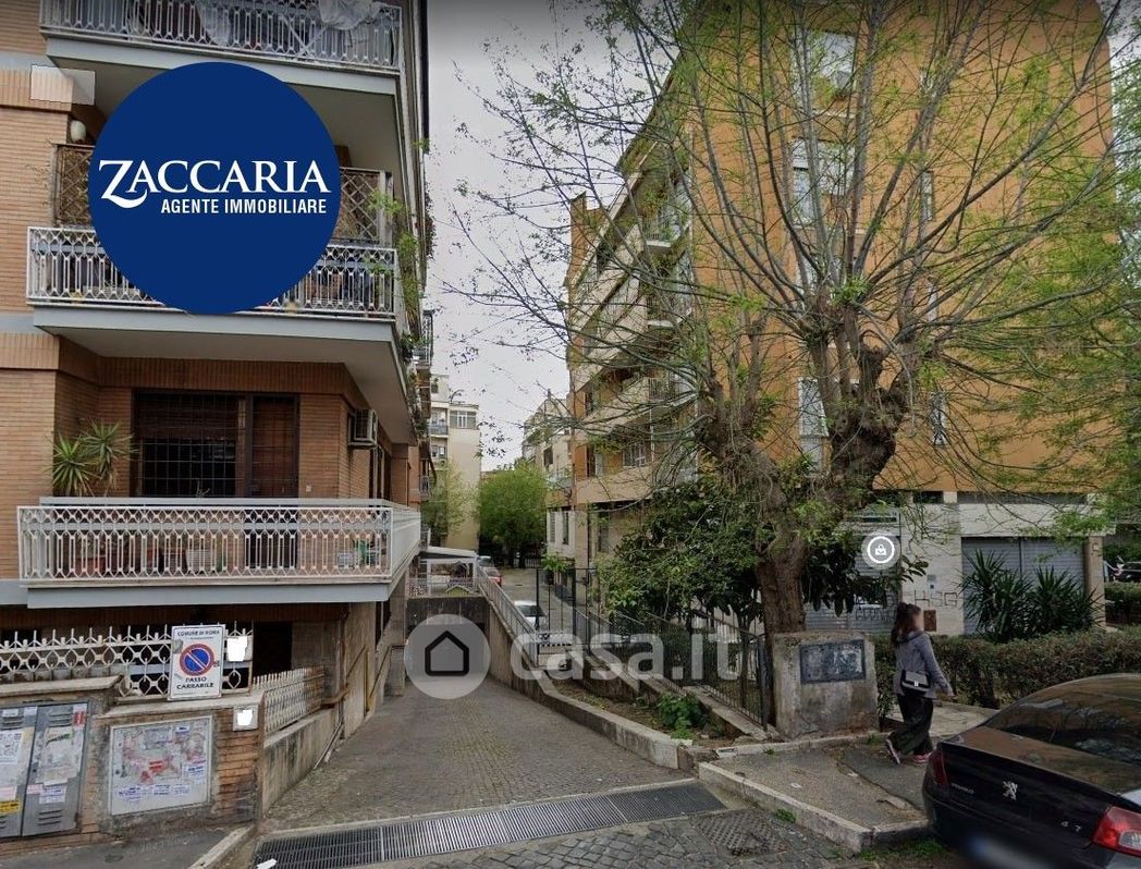 Garage/Posto auto in Vendita in Via Carlo Lorenzini a Roma