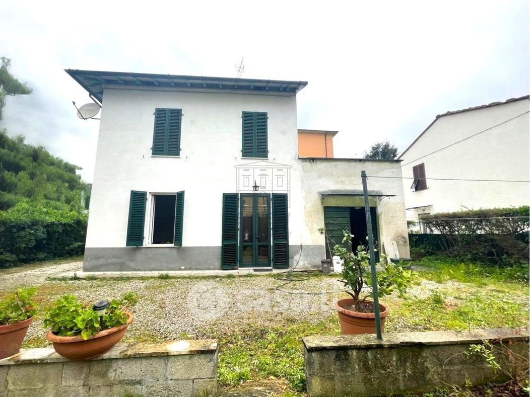Villa in Vendita in Via Nicolò Paganini 137 a Lucca