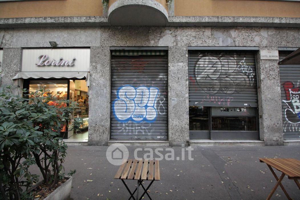Negozio/Locale commerciale in Vendita in Via Castel Morrone a Milano