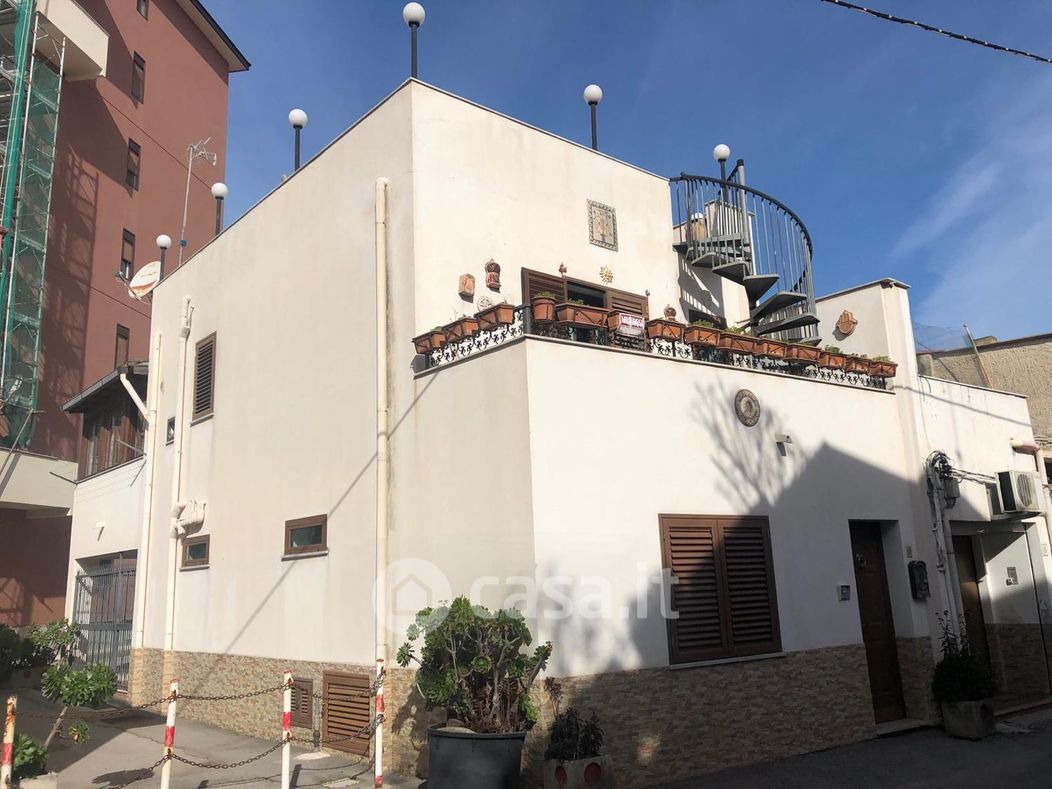 Casa indipendente in Vendita in Via Cavallacci Monreale 4 a Palermo