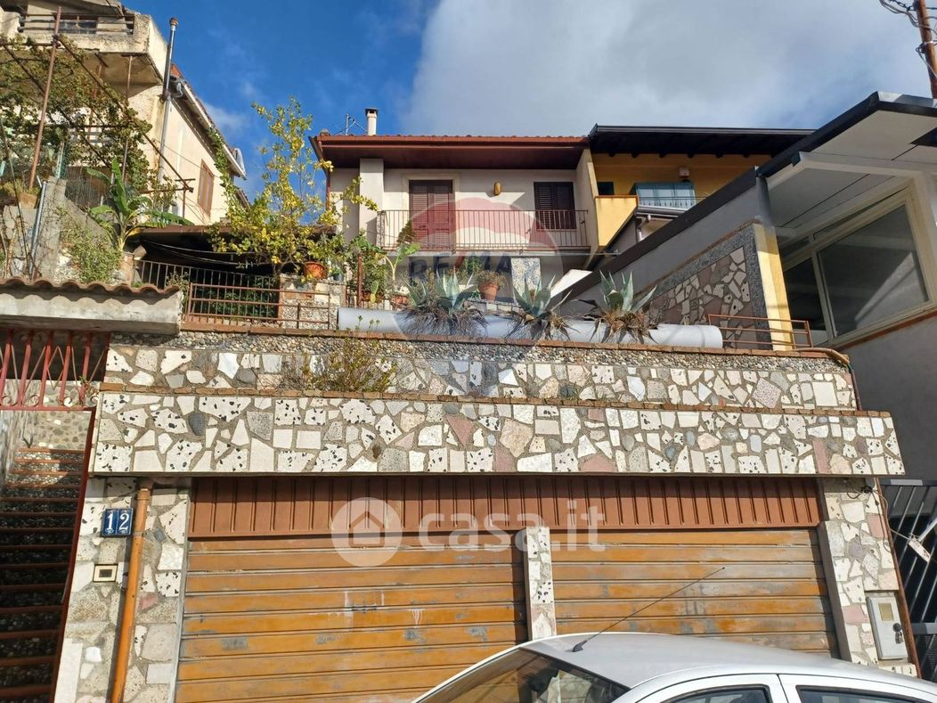 Casa Bi/Trifamiliare in Vendita in Via Petrazza 18 a Messina